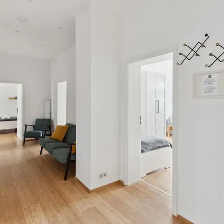 Apartment Fuer 13 Gaeste, 5 Schlafzimmer, 2 Baeder, 2 Loggia's, Zentrum Ost Leipzig