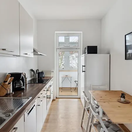 Apartment Fuer 13 Gaeste, 5 Schlafzimmer, 2 Baeder, 2 Loggia's, Zentrum Ost Leipzig