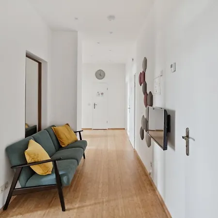 Fuer 13 Gaeste, 5 Schlafzimmer, 2 Baeder, 2 Loggia's, Zentrum Ost Apartment