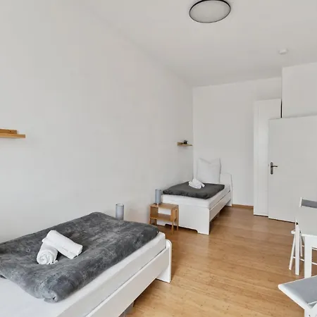 Fuer 13 Gaeste, 5 Schlafzimmer, 2 Baeder, 2 Loggia's, Zentrum Ost *