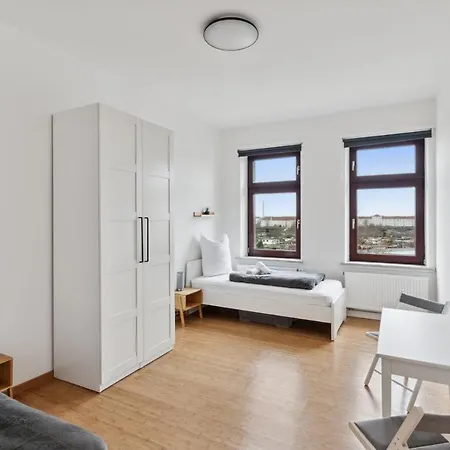 Fuer 13 Gaeste, 5 Schlafzimmer, 2 Baeder, 2 Loggia's, Zentrum Ost * Leipzig