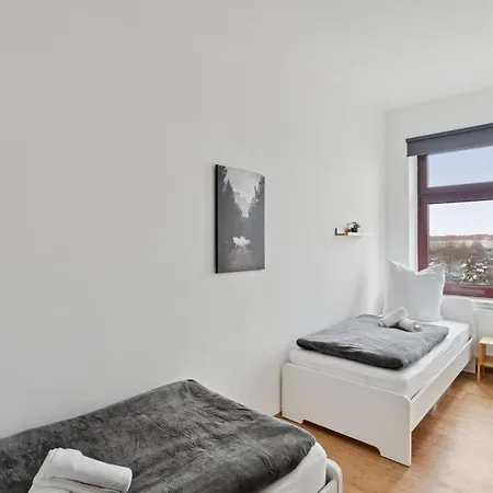 Apartment Fuer 13 Gaeste, 5 Schlafzimmer, 2 Baeder, 2 Loggia's, Zentrum Ost Leipzig
